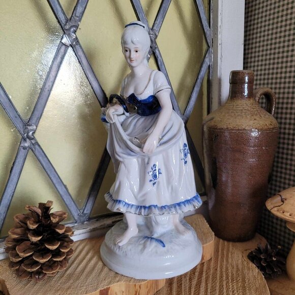 Vintage Porcelain Figurine - Delft Blue Style - Romantic Victorian Young Woman - Picture 7 of 16